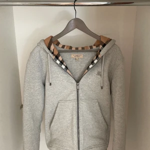 Burberry Hoodie - Grå Burberry Hoodie (Gratis frakt hela Sverige)