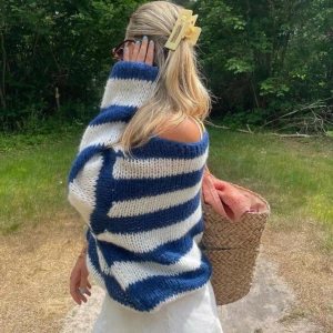 Anna Olympia knit - Jättefin stickad tröja från design by si, helt oöppnad då jag råkade beställa två stycken. Storlek xs-s i mörkblå färg. Säljer för 400 då den är helt oanvänd. Hör gärna av dig om du vill ha bilder!❤️