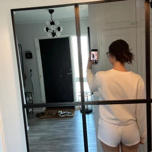 Vitt mjukis sett från björnborg - Jätte fint mjukis sett från björnborg. Användt fåtal gånger under förra året men har mest ba legat ner packat sen dess. Jätte fint skick☺️ Sättet i sig är vitt och texten på shortsen och tröjan är grönt ☺️ storlek s i båda delarna