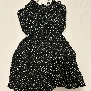 Jumpsuit - Vet inte riktigt vad den är, men andra halvan är shorts, den ser ut som en klänning när man har på sig 100kr + frakt