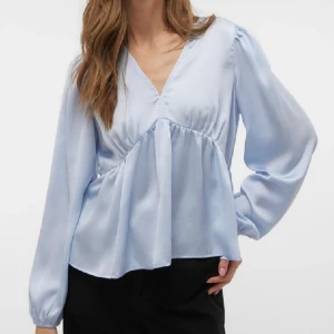 Ljusblå blus - Använd fåtal gånger