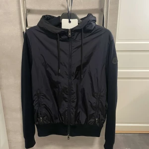 Moncler cardigan black label with hood - Tja Säljer en moncler cardigan som är i storlek M. Skicka 8/10 saknas dock lite sömmar.