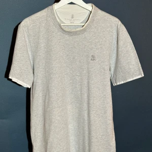 Brunello Cucinelli t-shirt - Slim fit. Strl M.   Inköpt på NK Stockholm. Kvitto finns ej. Nypris ca 4000 kr.  Köparen står för fraktkostnaden.   Kan mötas upp i centrala Stockholm.   Allt på min sida är äkta.