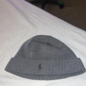 Polo ralph lauren mössa-grå - En fin polo mössa i färgen grå, köpt för några år sen men knappt använd 