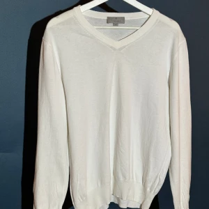 Canali v-ringad tröja - Inköpt på NK Stockholm. Kvitto finns ej.   Köparen står för fraktkostnaden.  Strl. 50= M/L  Kan mötas upp i centrala Stockholm.   Allt på min sida är äkta.