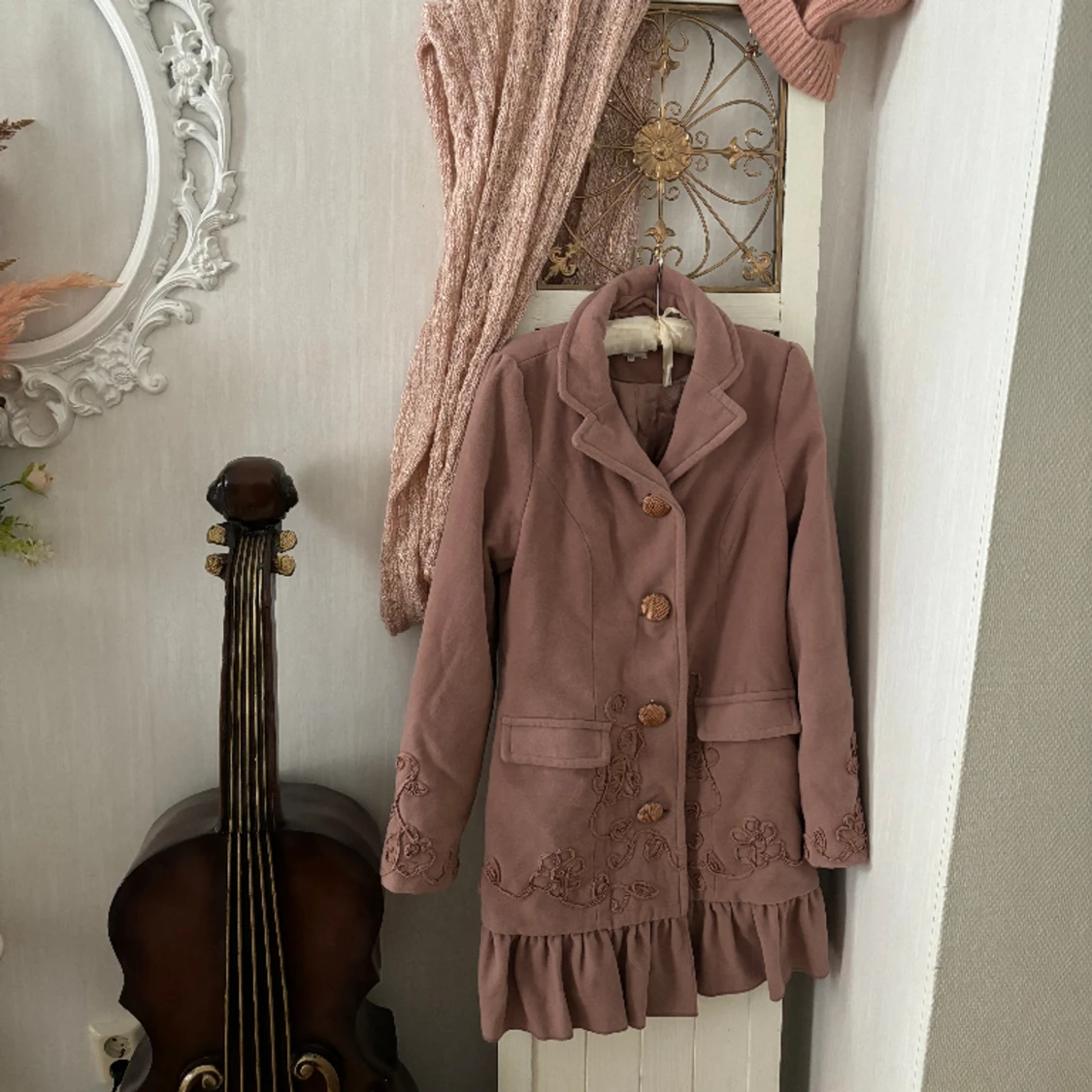 Vintage antik rosa vacker kappa med broderier och volanger halsduk mössa - 90