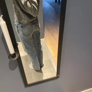 Weekday lågmidjade jeans  - Passar mig i midjan och i längden ,cirka 33 cm i midjan rakt över och cirka 77cm innerbenslängd. Dom är i super bra skick, inga defekter. Säljer då det inte kommer till andvändning.
