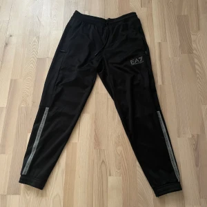 EA7 mjukis byxor  - EA7 mjukisar som är helt nya och oanvända. Storlek L 