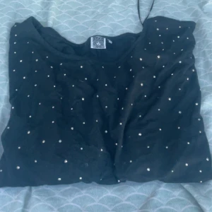 Tröja💗 - Svart t-shirt med paljetter/glitter på inga fläckar nyttskick  Pris=kan diskuteras  Frågor= kommentera eller meddela 