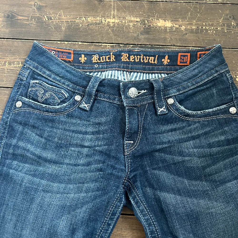 Super coola bootcut Rock revival jeans! Kan gå ner i pris vid snabb affär!❤️ Original pris 2000kr🥰 Midjemått 75cm, innerbenslängd 84cm . Jeans & Byxor.