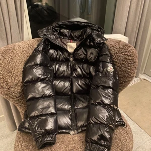 Moncler Maya - Denna är i nyskick, inga skavanker. Vid snabb affär kan priset förhandlas. Personen på bilder är 177cm lång. Denna storlek passar bäst för en person med längden 180-190cm.