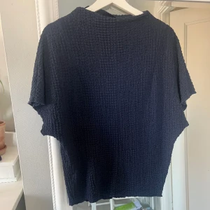 Topp från zara  - Marinblå topp från zara, storlek M🌸