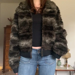 Vintage pälsjacka - Varm jacka i randig fake päls med muddar, från märket CAM! 💋