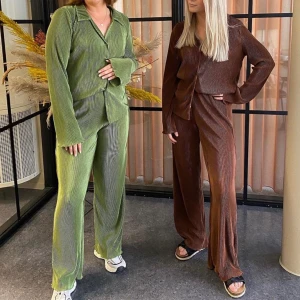 Set - Brunt plisserat set från VeroModa, superskönt och långa i benen!! Kommer inte till användning. Supersnyggt att ha till vardags men även som pyjamas! Väldigt stretchigt så passar även S!