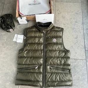 Moncler väst GUI - Moncler väst gui, bra skick som  vanligt inga tecken på användning, 9,5/10 Size 2/M