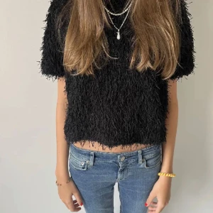 Fest fopp - Lånade bilder! Säljer superfin topp med fransar från zara barn, största storleken så den passar XS/S! Använd fåtal gånger och är i bra skick!