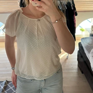 Blus🤍 - Köpare står för frakten, använd gärna köp nu🩷