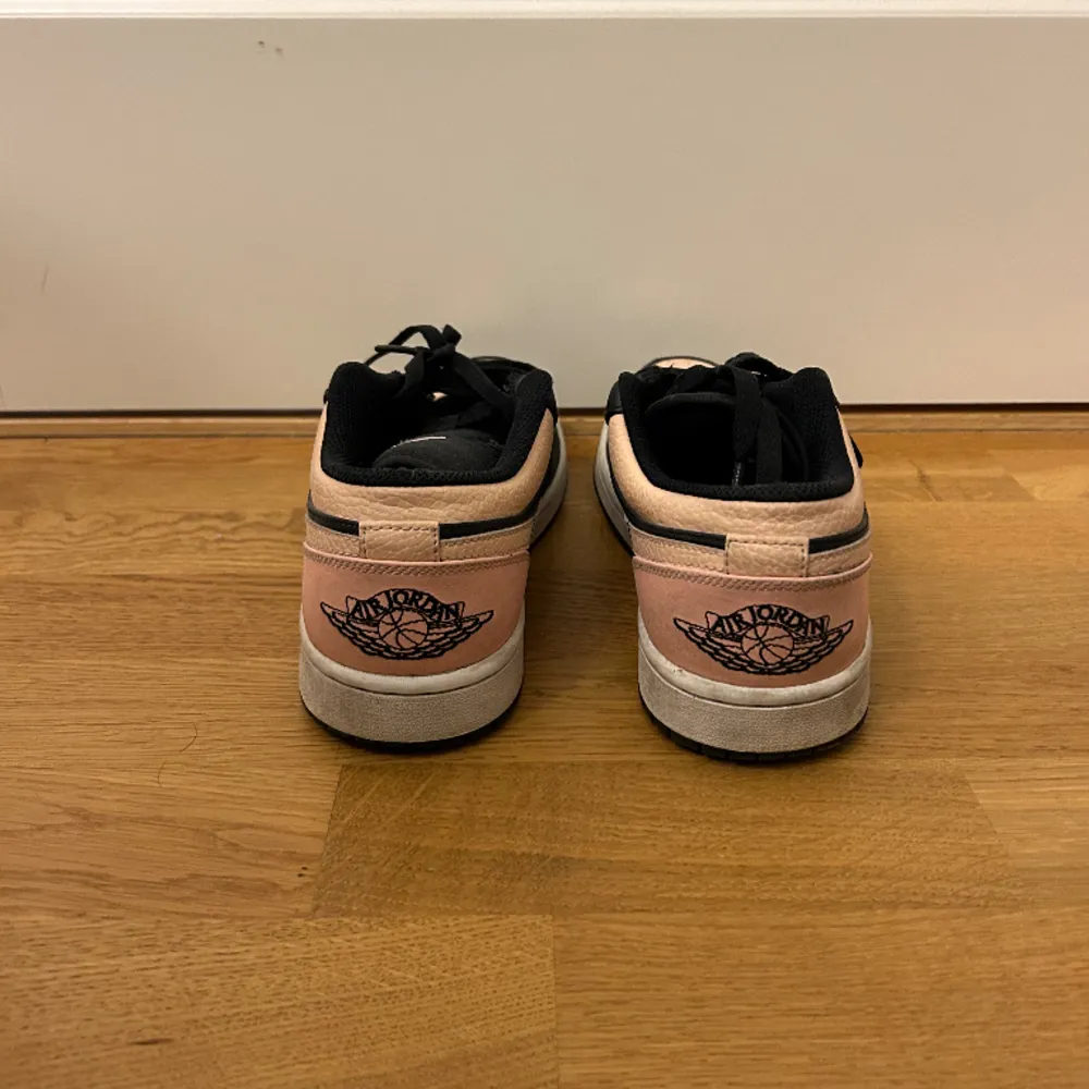 Snygga jordans som säljs för att dem inte används. Använda några gånger men så gott som nya. Inköpta för ca 2.000. Kengät.