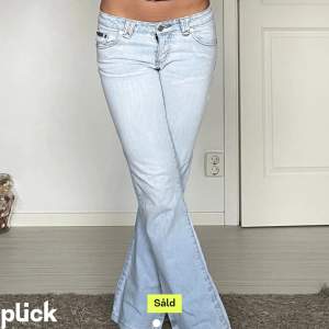 Fina jeans köpt på Plick men passade inte mig helt! Midjemått 36 cm rakt över Innerbenslängd 76 cm Lånade bilder