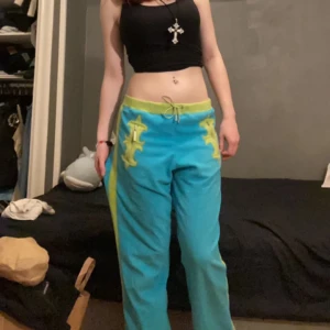 Escada sport mjukis byxor  - Byxorna är jättemjuka och mysiga och ser bra ut, tyvärr när jag köpte den var en dragkejde hänge trasigt men fickan går att öppna ändå villket är tur💚💙