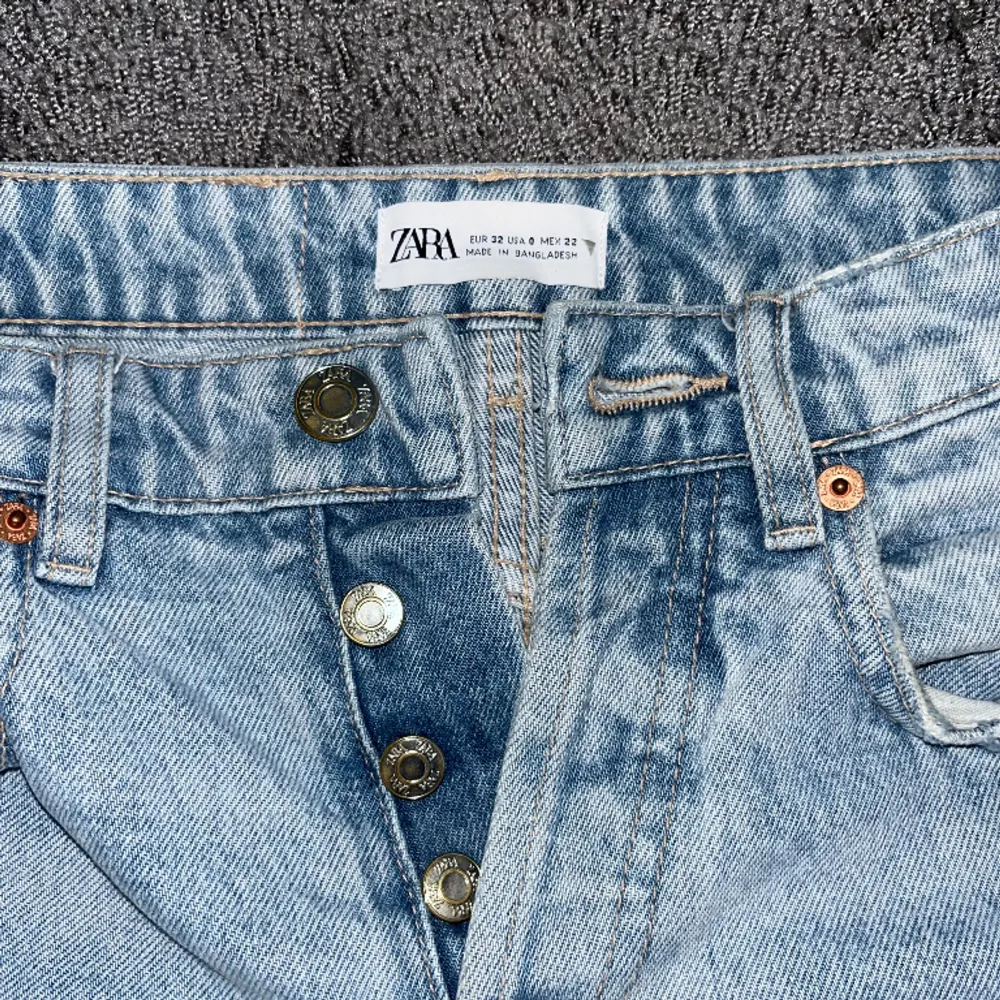 Jättesnygga jeans från zara! Kom tyvärr till användning fåtal gånger pågrund av storlek💞 jättefint skick. Pris kan såklart diskuteras!. Jeans & Byxor.