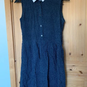 Prickig klänning - Prickig klänning i viskos. Jättefint skick! Storlek S.  Längd 85cm Byst 43cm Midja 42cm