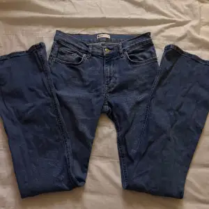Ett par jeans från Gina använt max 10 gånger. Dom är bra i längden (är 167) men lite för stora i midjan. Midja tvärs över: 36cm. Innerbenslängd: 78cm. 