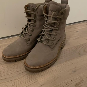 Timberland skor! - Köptes för ett tag sen och gillade inte så säljer dom nu här på plick. Har används bara 1 gång. Orginal pris var 1000kr och Pris kan diskuteras vid snabb affär!
