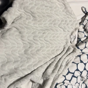 Mjuk tröja - Vit mjuk tröja  Strl M Använd i fint skick  Finns i Visby 