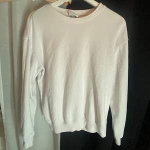 Vit sweatshirt från HM, storlek XS. Använd flitigt men inga som helst fläckar eller defekter.💗