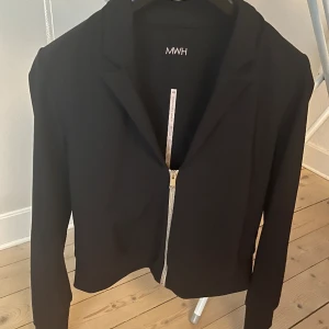 Kostym från MWH of Sweden stl 42 - Modell move. Nära nyskick, använd ett fåtal gånger. Nypris 5198 kr.