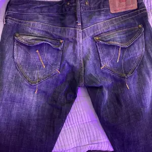 Jätte lågmidjade och assnygga fornarnia jeans passar ungefär en s/xs 🤍