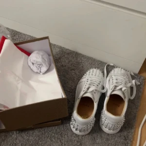 vita louboutin skor äkta - Säljer mina loubs pga ingen användning. Dom är köpta innan vintern och har använt dom 2-3 gånger men passar perfekt. Storlek är 39. Jag köpte dom för 7800kr men sänker till jättebra pris, 3000kr. Om ni är intresserade, skriv direkt!