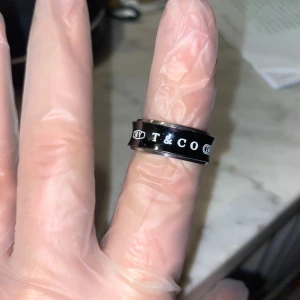 Tiffany & co black tatanium and silver ring - Varan verkar vara i väldigt bra kondition jag behöver pengar och därför säljer varan