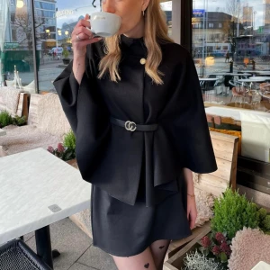 Missäy poncho - Säljer denna poncho från Missäy, aldrig använd och prislapp finns kvar. Onesizd