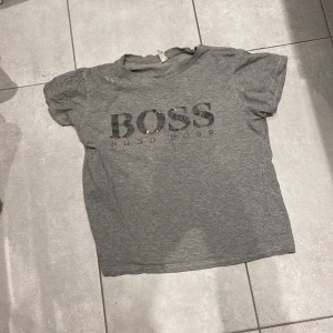 Hugo boss - Den är väldigt använd för liten för mig storlek 164/170 pris 100kr 