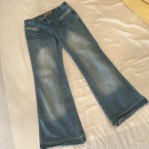 Bootcut lowwaisted jeans - Mina favvojeans som tyvärr blivit för små i midjan. Sprättat upp längst nere på jeansen för att de skulle passa i längden, är 165. Snygga coola fickor på framsidan