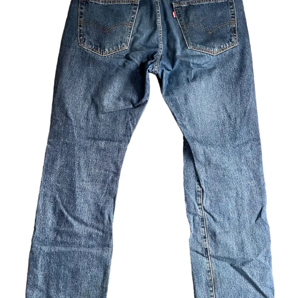 Säljer ett par Levis jeans 👖- storlek 34/32 - baggy fit - riktigt trevlig tvätt och bra kvalle 👌- såklart går priset att diskutera💶. Jeans & Byxor.