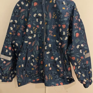 P.o.P skaljacka storlek 116  - Oanvänd dotter fick aldrig chans att använda den. Storlek 116  Vind- o vattentät 5000mm. Nypris 899