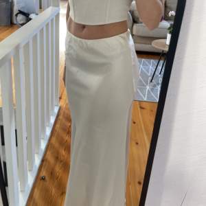 Säljer denna vita lågmidjade kjolen från Gina i satin, storlek Xs aldrig använd, nypris 399kr