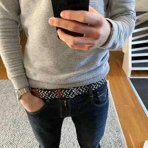 Grish bälte  - Riktigt snyggt grish bälte. Helt oanvänt och passar till det mesta. 105 cm. Hör av er om ni har frågor