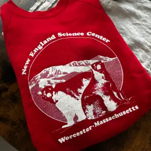 Mysig och varm tröja i fin rödton och med coolt tryck av New England Science Center med två björnar på 🐻. - Köpt på Second Hand och älskar den men den har tyvärr blivit för liten i ärmarna.