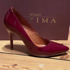 Rylko klackar storlek 33,5 - Hej! Säljer dessa supersnygga vinröda lack-klackar från rylko i storlek 33.5. De är använda några gånger men fortfarande i jättebra skick! På undersidan av skon finns dock synliga tecken på slitage vilket jag gärna skickar bild på vid intresse! 