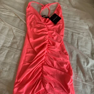 Sommarklänning  - Så cool sommarklänning och helt oanvänd perfekt neon ros färg