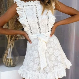 Studentklänning - Säljer denna fina klänning som är perfekt till studenten. Storlek S från Dennis Maglic. Endast använd 1 gång. Nypris 799 kr.