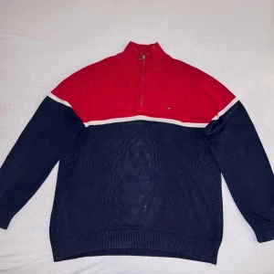 Tommy Hilfiger Quarterzip Tröja - Röd och blå Tommy Hilfiger quarterzip tröja. Det är använt skick på tröjan så det kan förekomma någon anmärkning. Skriv gärna vid funderingar och om fler bilder önskas! Prisförslag välkomnas FLER LIKNANDE PLAGG PÅ PROFILEN 54