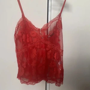 Vackert rött spetslinne  - Säljer detta super vackra röda spetslinne i nyskick från Zara. Prislappen råkade dock ramla av. Stl M, men skulle säga att den passar S-M. Super fin till fest eller för att piffa upp vardagslooken❤️ möts upp eller fraktar! 