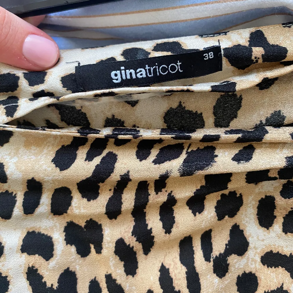 En lång kjol med leopardmönster som inte längre används! Knyts med ett band i midjan och har volang längs kanten. . Kjolar.