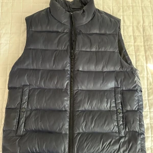 Hugo Boss väst - Jättefin Hugo Boss väst som man kan använda nu till våren och sommaren. Jättefint skick, inga alls defekter eller liknande. Nypris var 3500, och den köptes på room 1006 i Emporia, malmö. Kom med frågor vid intresse. Priset är inte hugget i sten.
