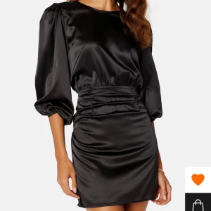 Klänning - Säljer denna as snygga klänning, passar till alla tillfällen. Superskön! Använder ej längre. Storlek 38 men passar en storlek mindre och större eftersom man kan knyta hur man vill.